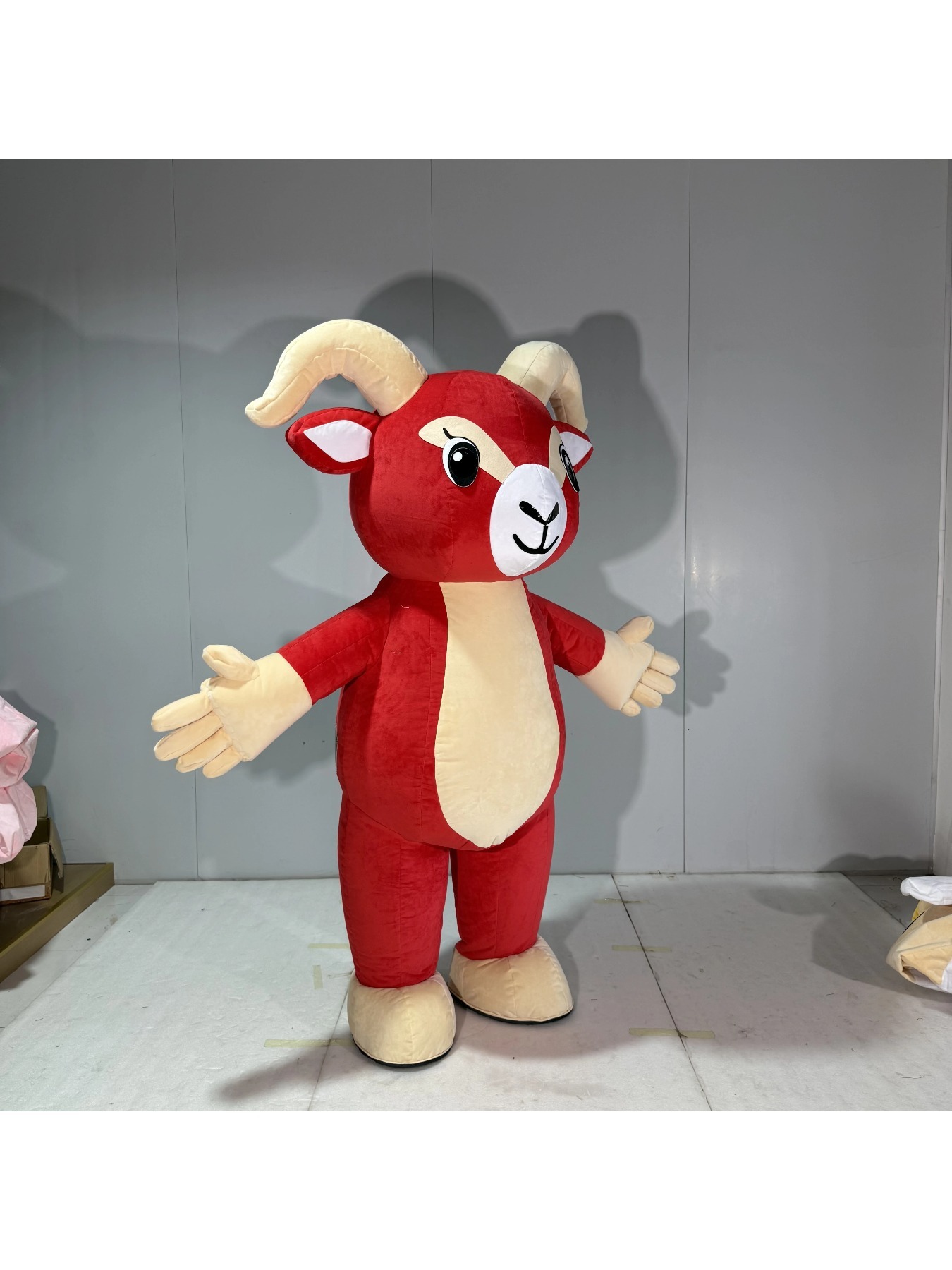 Opblaasbaar rood geitenmascott - Chargers recensie en prijs